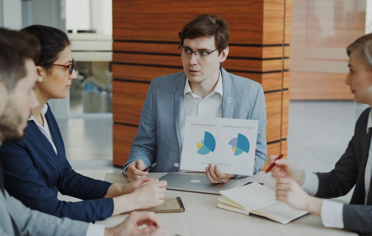 Financieel overleg in een professionele kantooromgeving