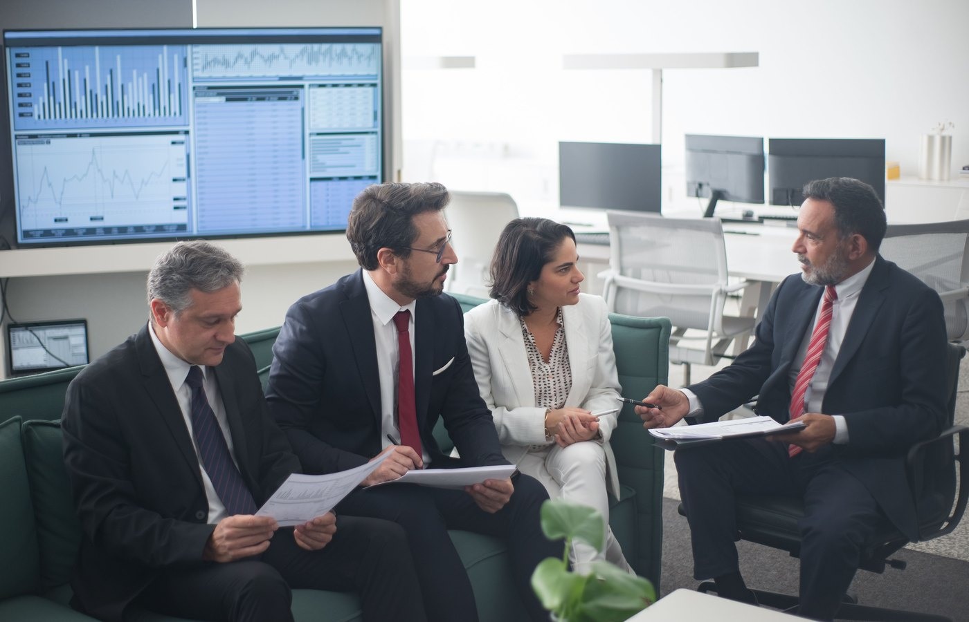 Zakelijke professionals bespreken financiële rapporten tijdens een vergadering