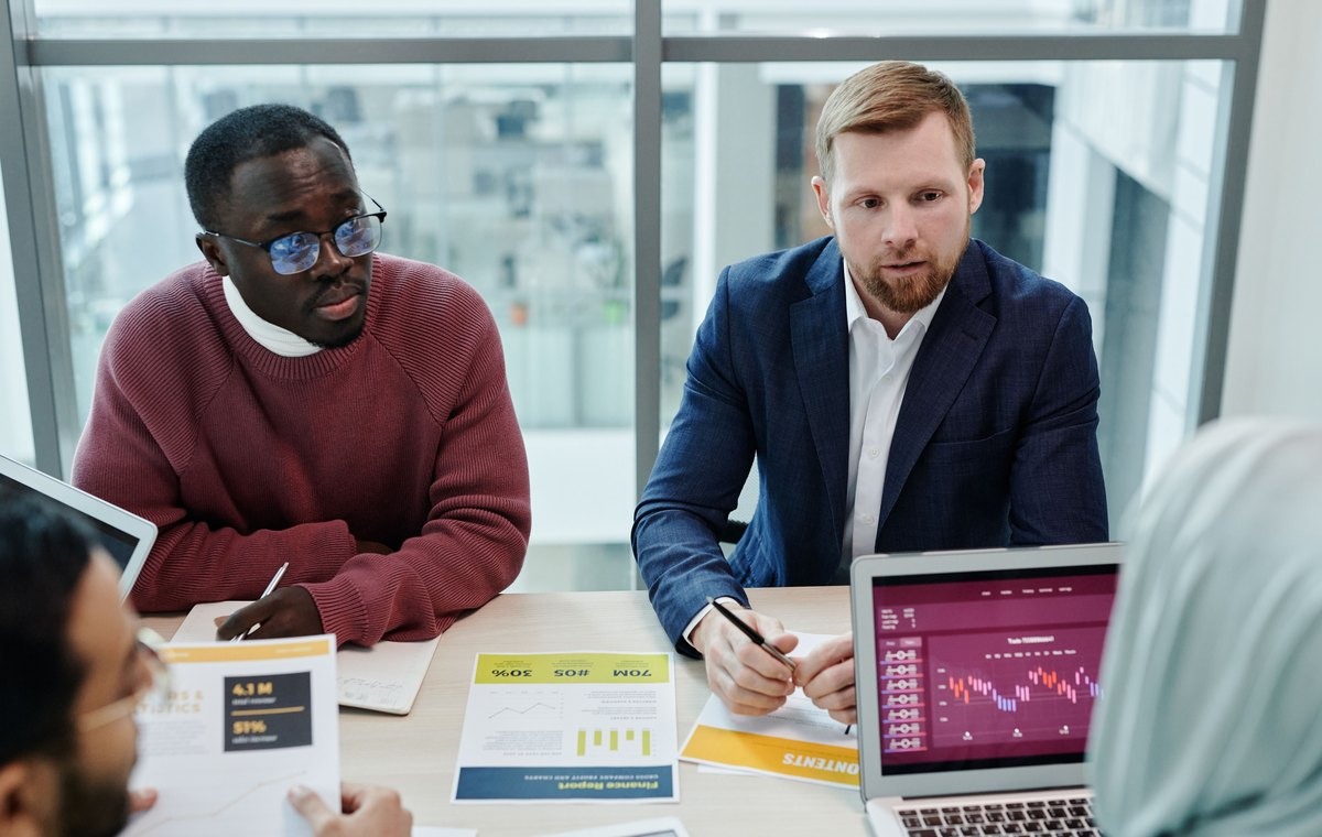 Team bespreekt financiële grafieken en kwaliteitscontroles